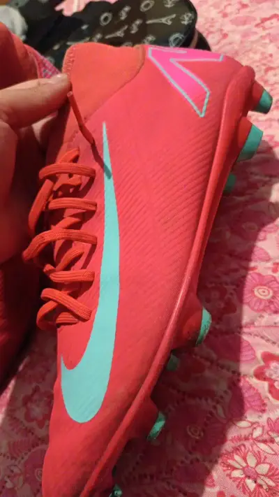 Botines de fútbol rojos con logo visible - miniatura 2