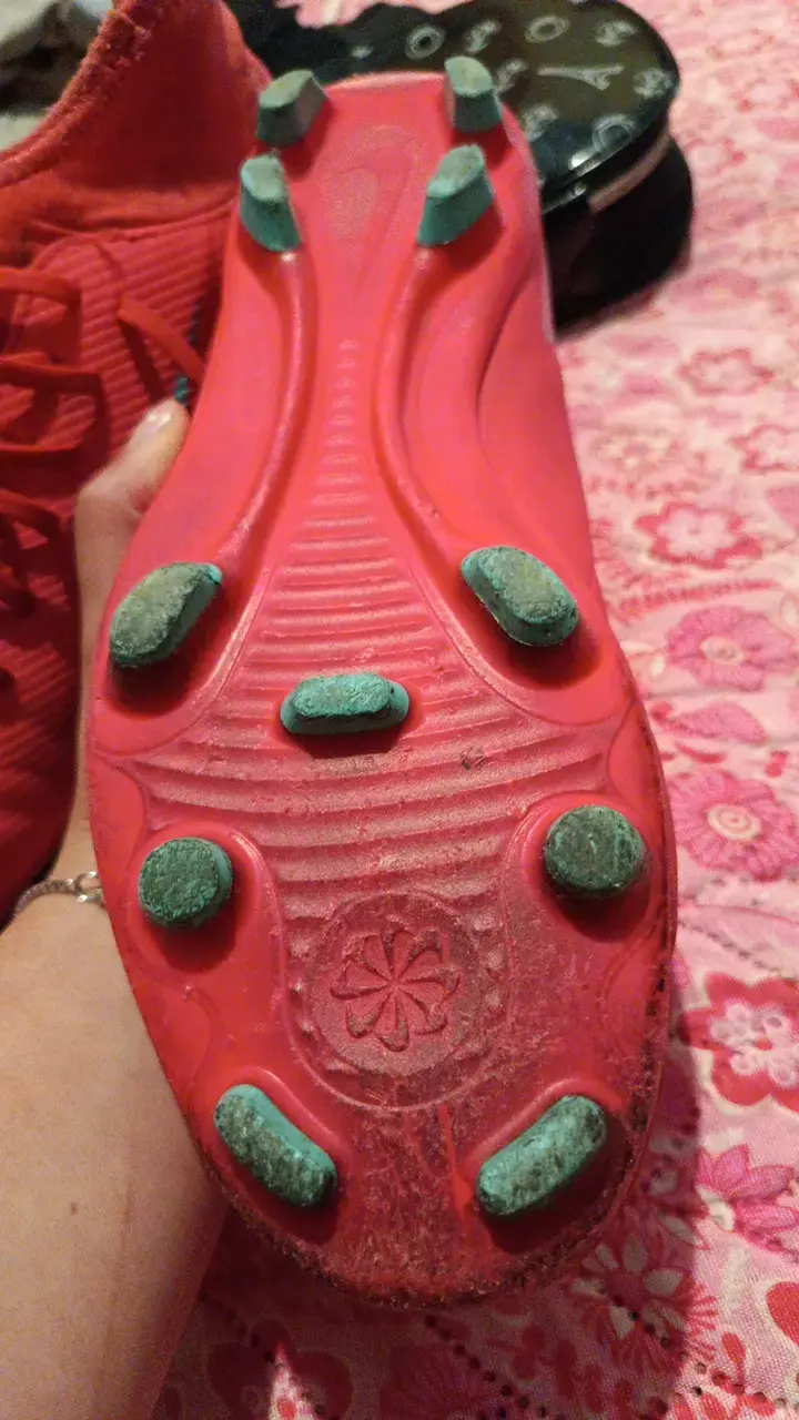 Botines de fútbol rojos con logo visible - 3