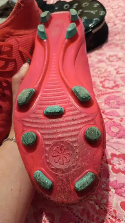 Botines de fútbol rojos con logo visible - miniatura 3