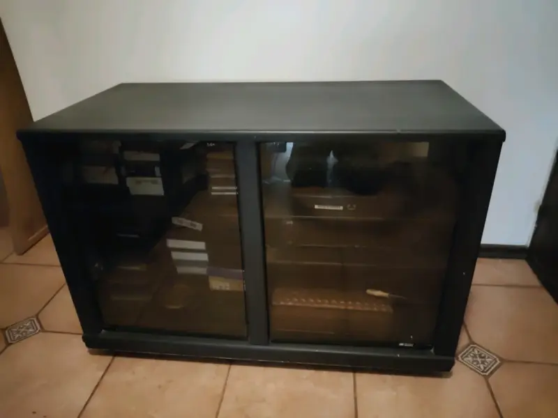 Mueble de TV con puertas de vidrio negro - 1
