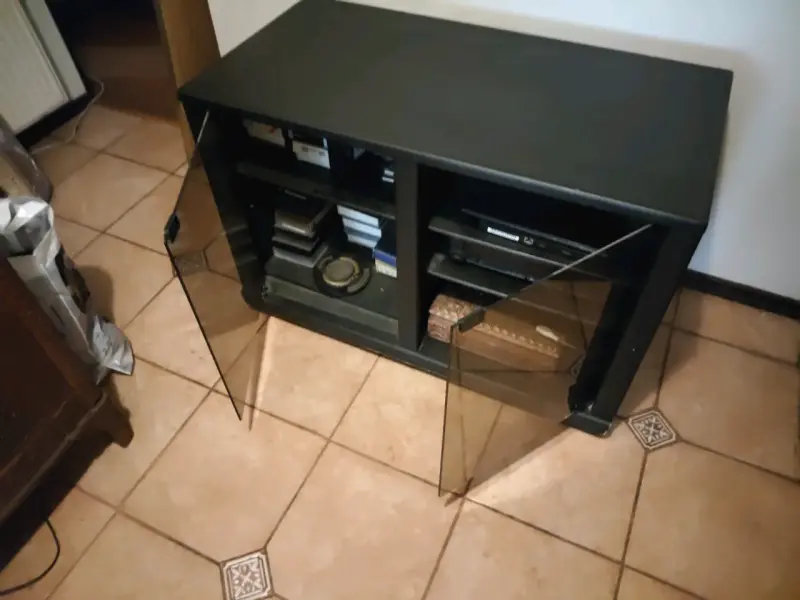 Mueble de TV con puertas de vidrio negro - 2