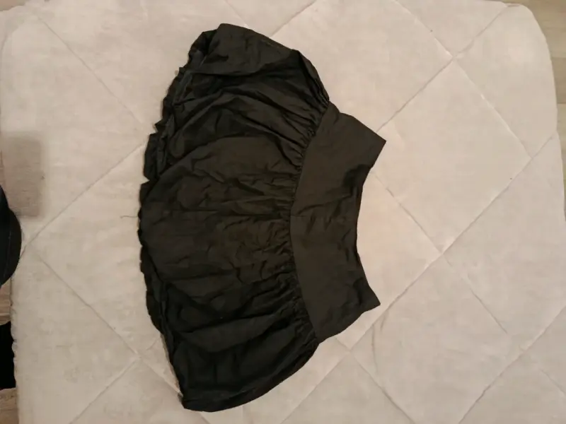 Falda corta negra con vuelo