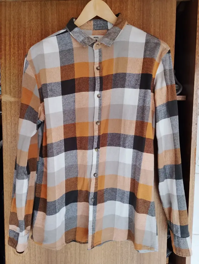 Camisa a cuadros marrón y gris para hombre - 1