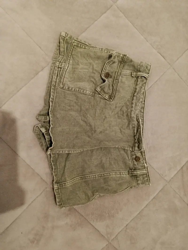 Shorts de mezclilla verde oliva para mujer