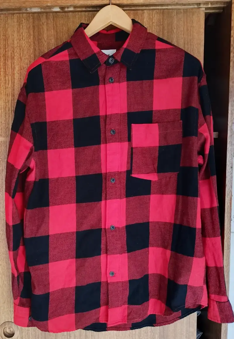 Camisa de franela a cuadros roja y negra - 1