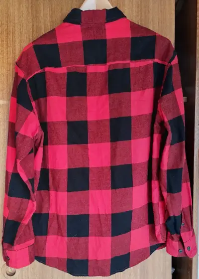 Camisa de franela a cuadros roja y negra - miniatura 2