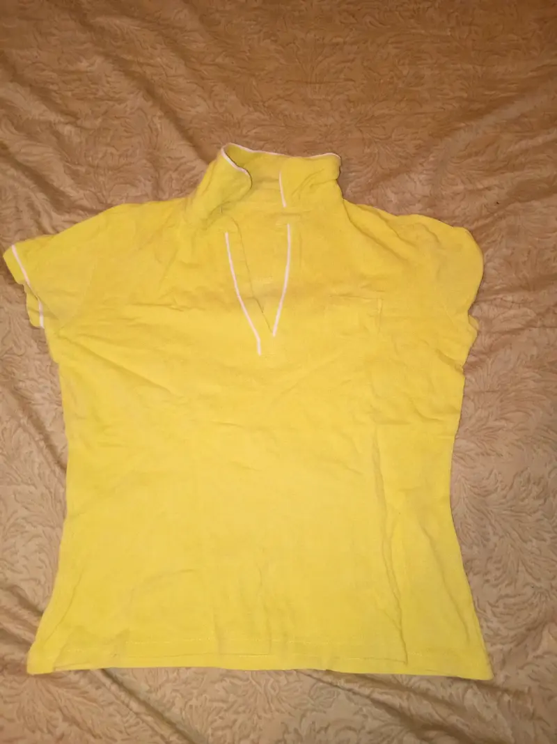 Polera amarilla de cuello tipo v para mujer - 1