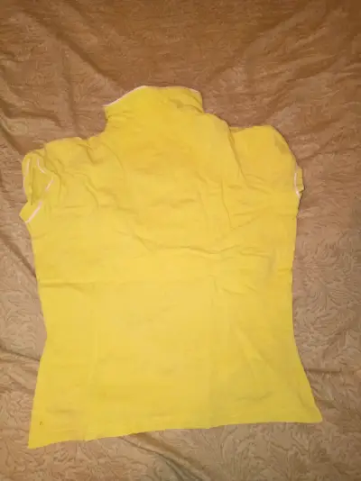 Polera amarilla de cuello tipo v para mujer - miniatura 2