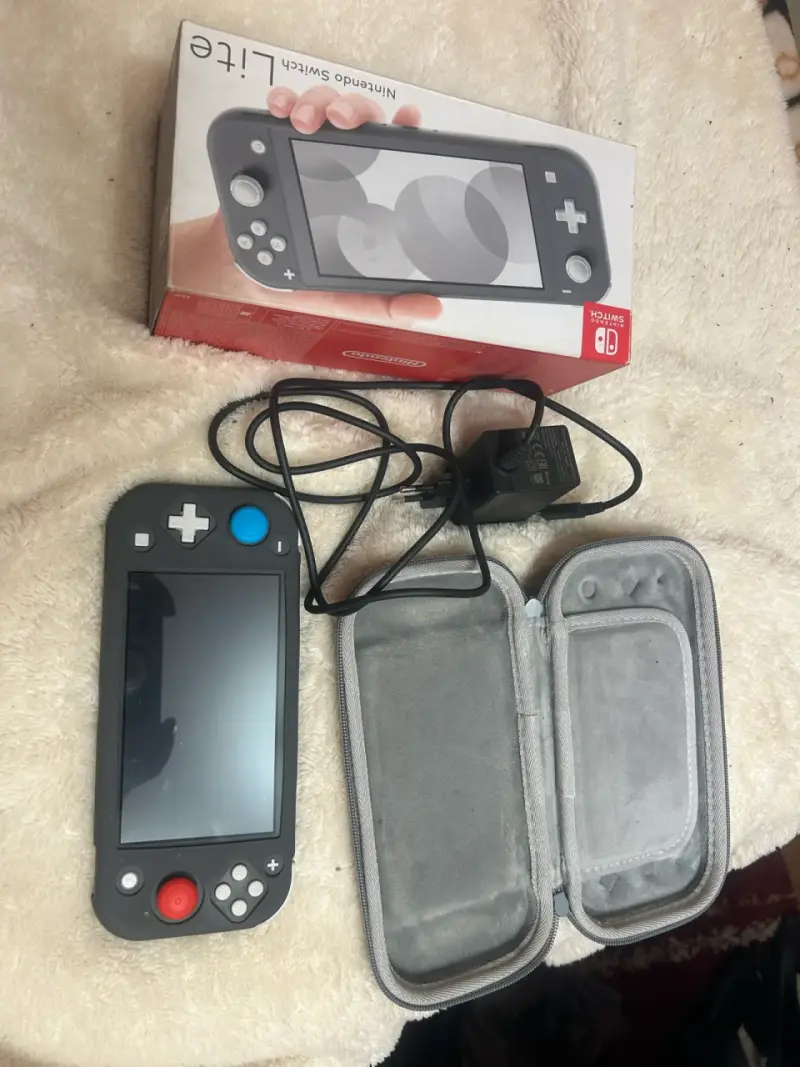 Nintendo Switch Lite gris con funda y cargador - 1