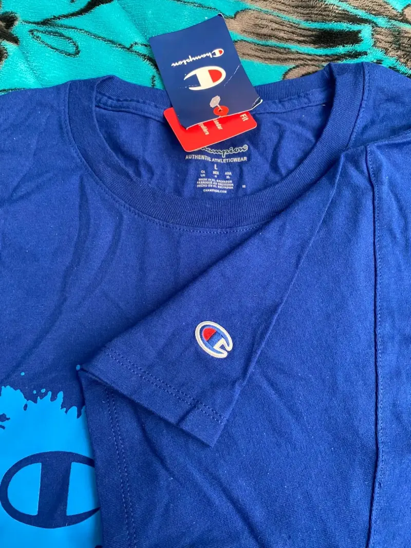 Polera azul Champion con diseño gráfico - 2
