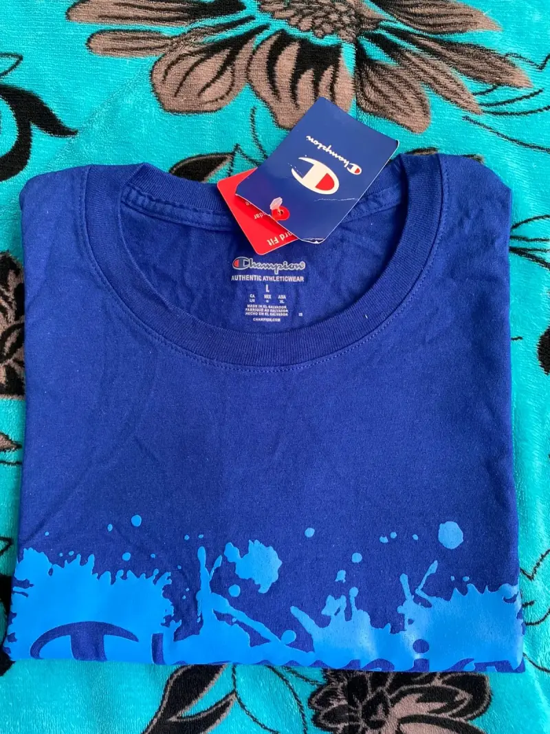 Polera azul Champion con diseño gráfico - 3