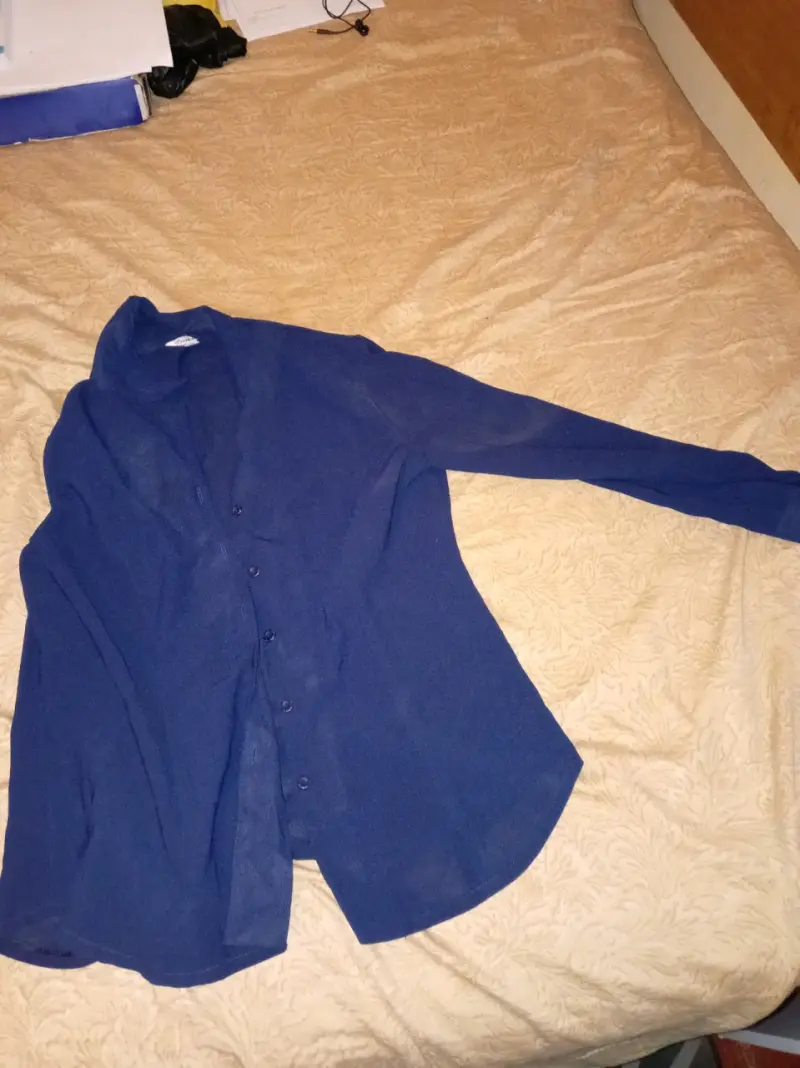 Blusa azul de manga larga para mujer