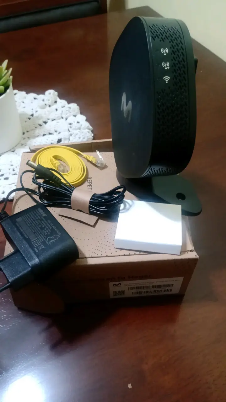 Repetidor WiFi Movistar con cables y adaptador - 1