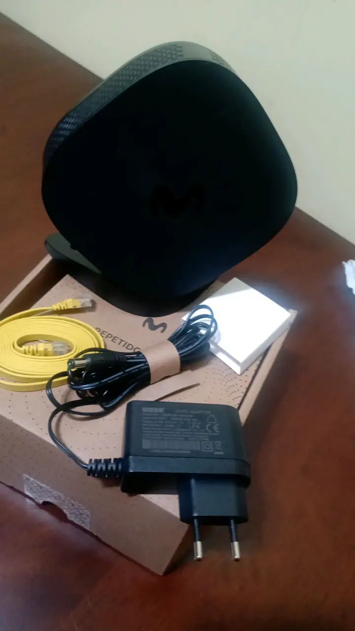 Repetidor WiFi Movistar con cables y adaptador - 3
