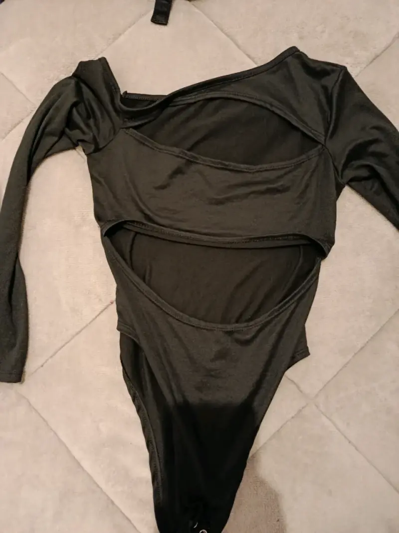 Body negro de manga larga con diseño recortado
