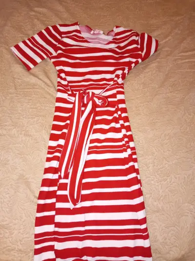 Vestido a rayas rojo y blanco - miniatura 1