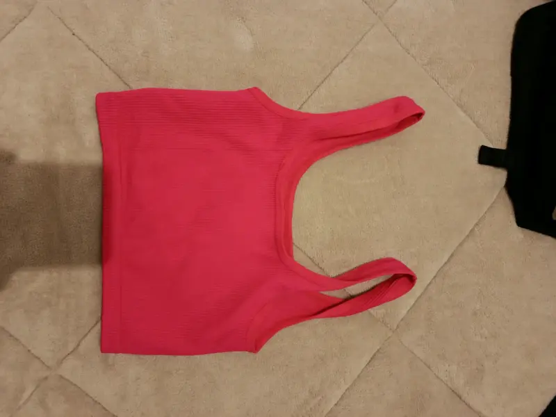 Top deportivo rojo sin mangas