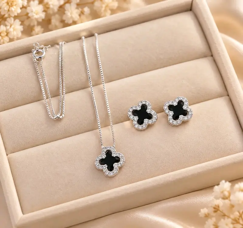 Conjunto de collar y aros de trébol con circones - 1