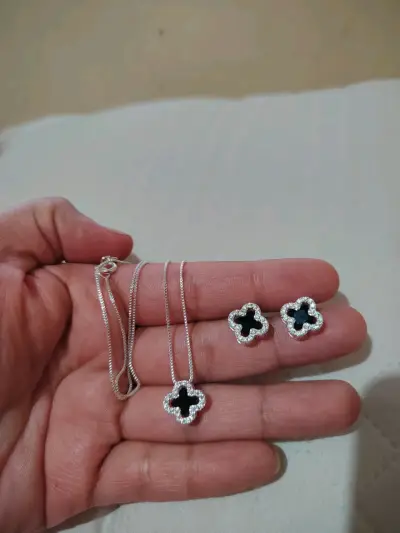 Conjunto de collar y aros de trébol con circones - miniatura 2