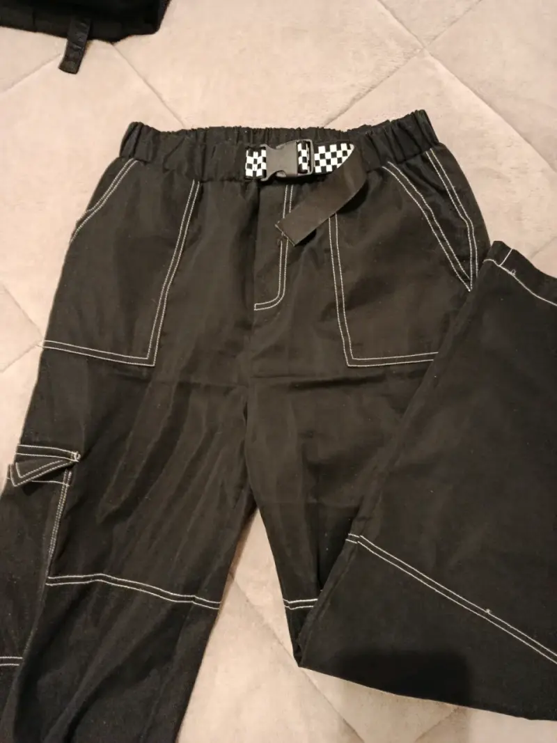 Pantalones cargo negros con cinturón ajustable