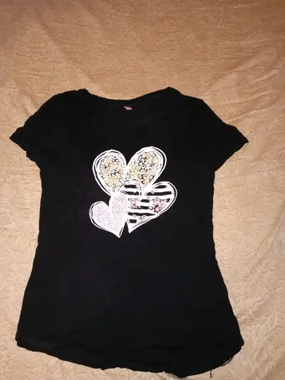 Polera negra con diseño de corazones - miniatura 1