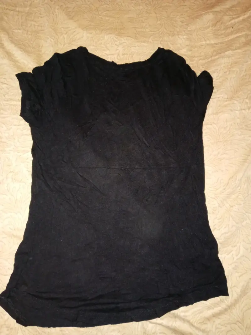 Polera negra con diseño de corazones - 2