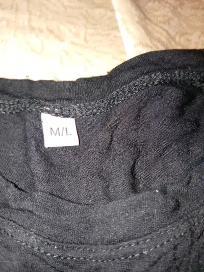 Polera negra con diseño de corazones - miniatura 3