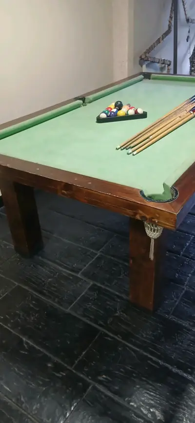 Mesa de billar con tacos y bolas - miniatura 1