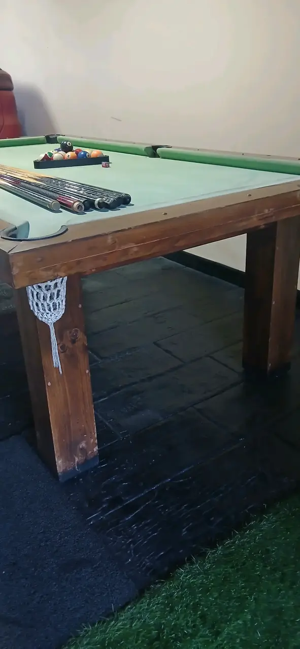 Mesa de billar con tacos y bolas - 2