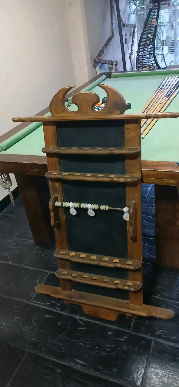 Mesa de billar con tacos y bolas - 4