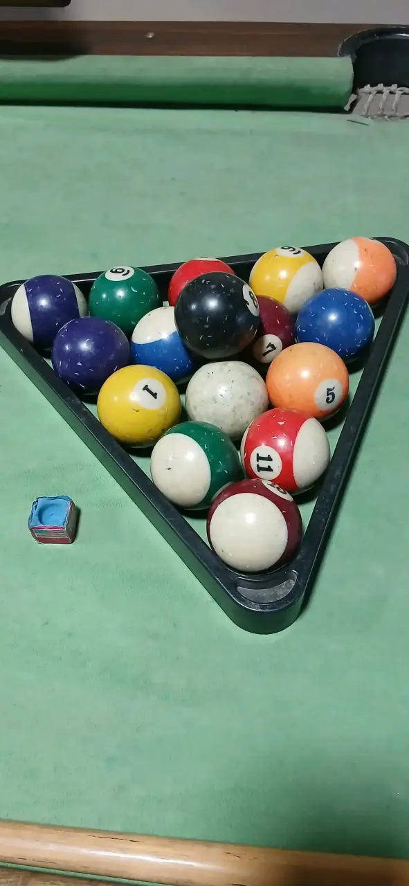 Mesa de billar con tacos y bolas - 5