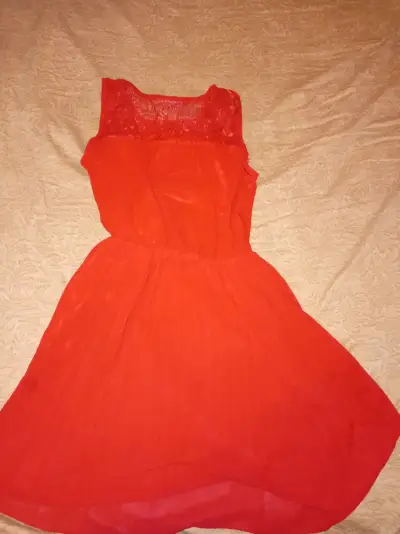 Vestido rojo con encaje para mujer - miniatura 2