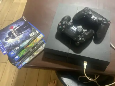 Consola PlayStation 4 con dos controles y juegos - miniatura 1
