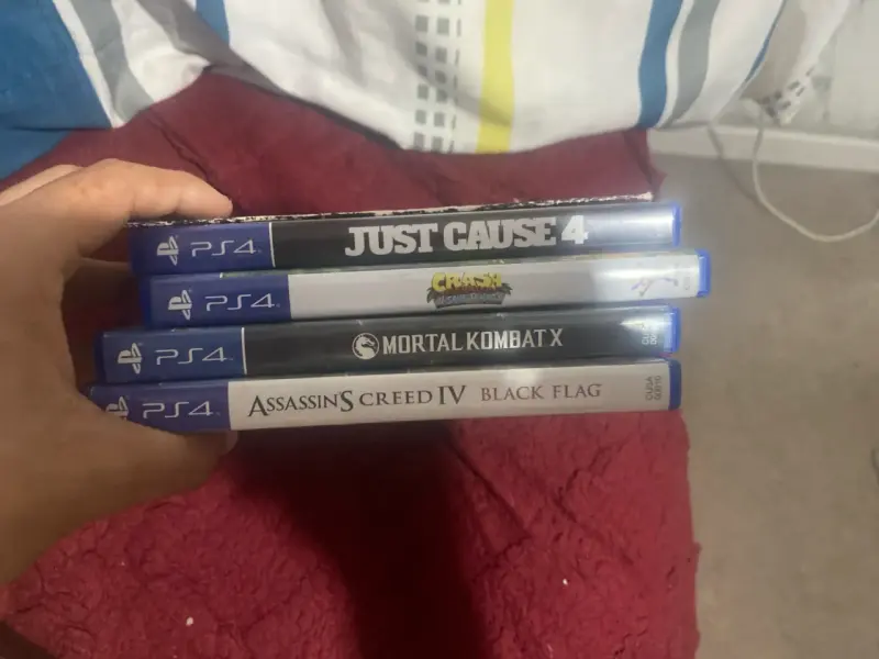 Consola PlayStation 4 con dos controles y juegos - 2