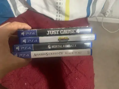 Consola PlayStation 4 con dos controles y juegos - miniatura 2