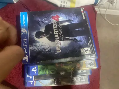Consola PlayStation 4 con dos controles y juegos - miniatura 3