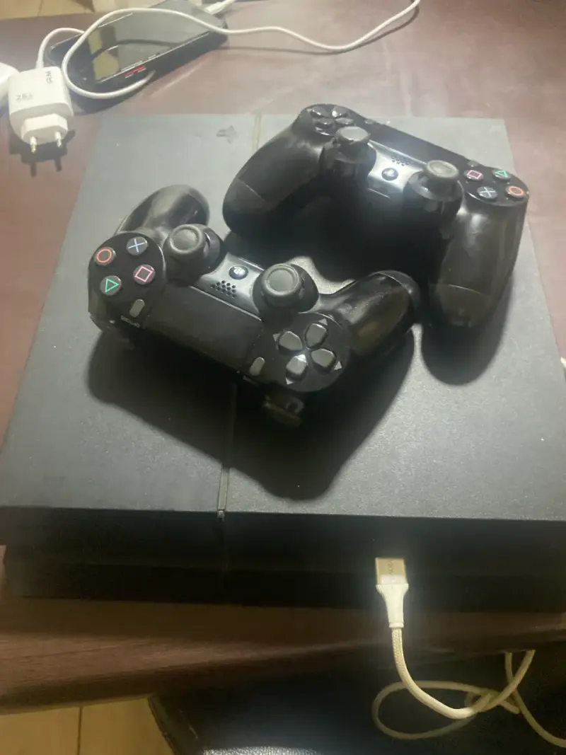 Consola PlayStation 4 con dos controles y juegos - 4