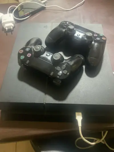 Consola PlayStation 4 con dos controles y juegos - miniatura 4