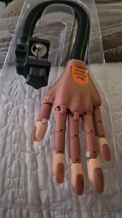 Mano de entrenamiento para uñas con soporte ajustable - miniatura 1