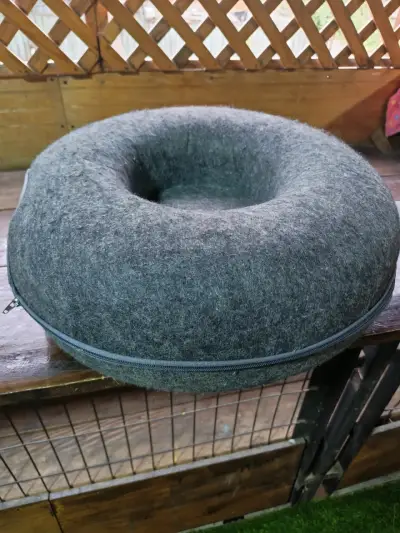 Cama para mascotas de fieltro gris con cierre - miniatura 3