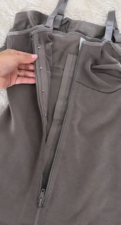 Faja moldeadora gris con cierre frontal - miniatura 3