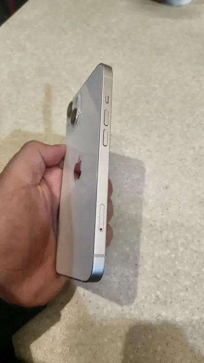 iPhone 13 blanco en buen estado - miniatura 3