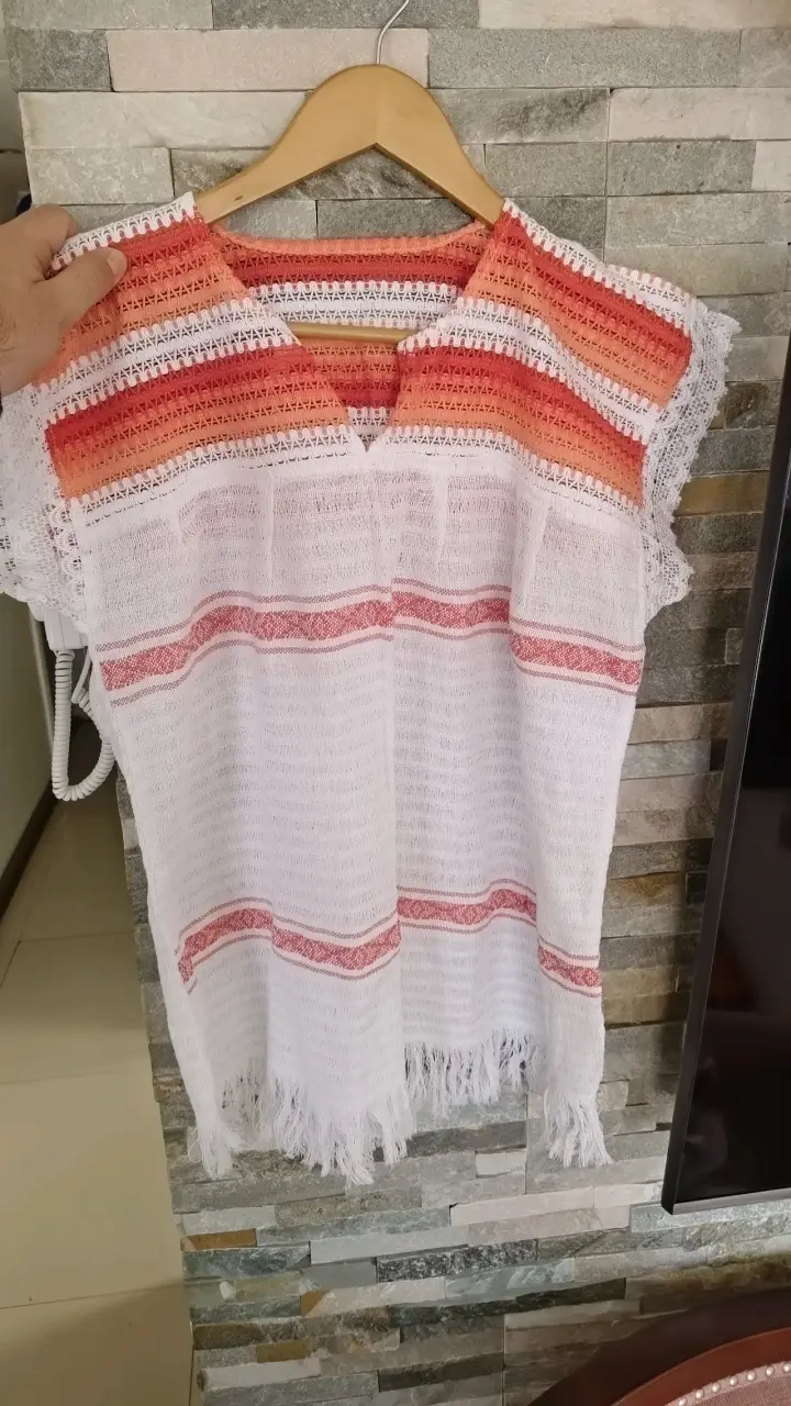 Poncho tejido blanco con franjas rojas - 1