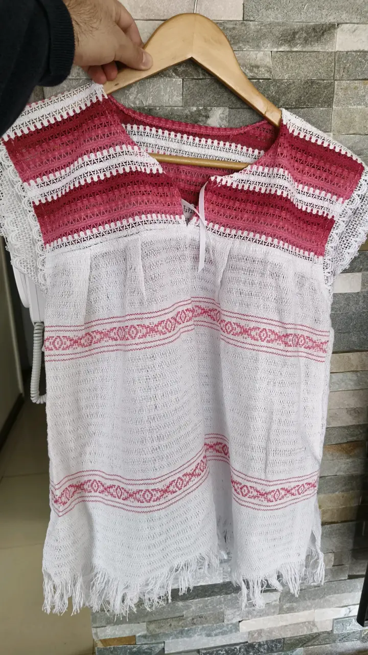 Poncho tejido blanco con franjas rojas - 2