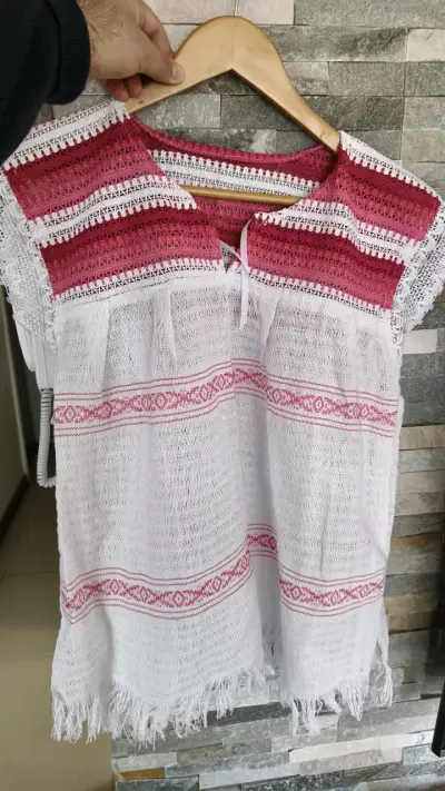 Poncho tejido blanco con franjas rojas - miniatura 2