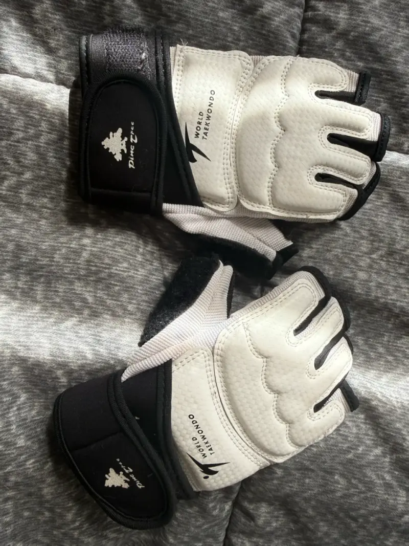 Guantes de Taekwondo Pine Tree blancos y negros