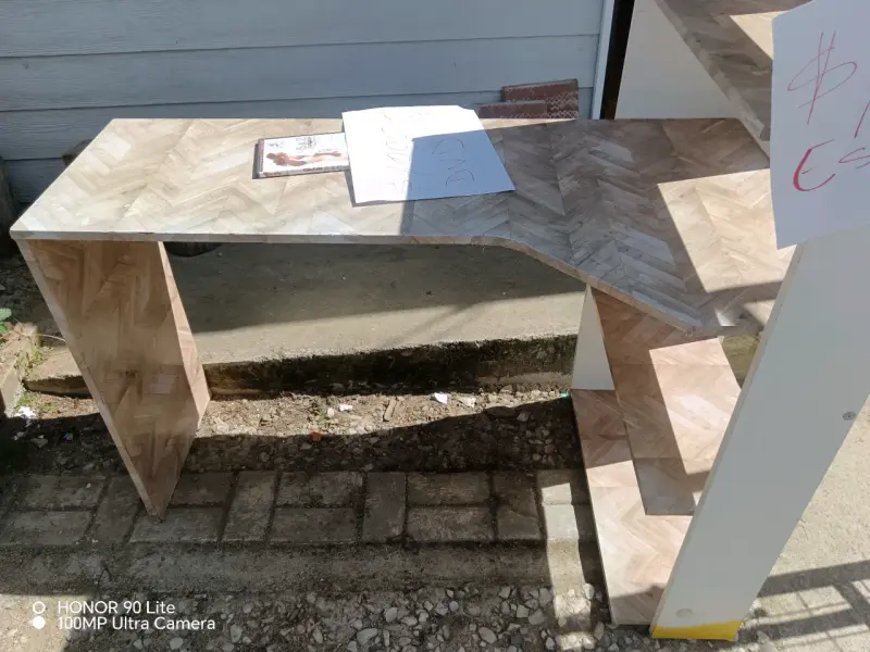 Escritorio de madera con estantería integrada