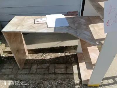 Escritorio de madera con estantería integrada - miniatura 1