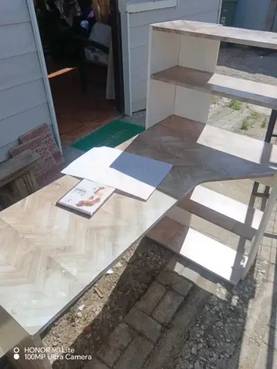 Escritorio de madera con estantería integrada - miniatura 3