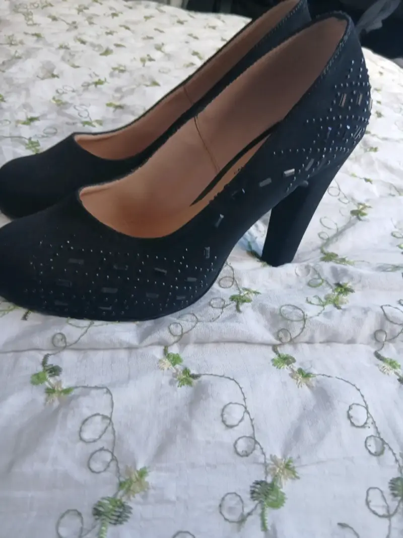 Zapatos de tacón alto negros con detalles brillantes - 1